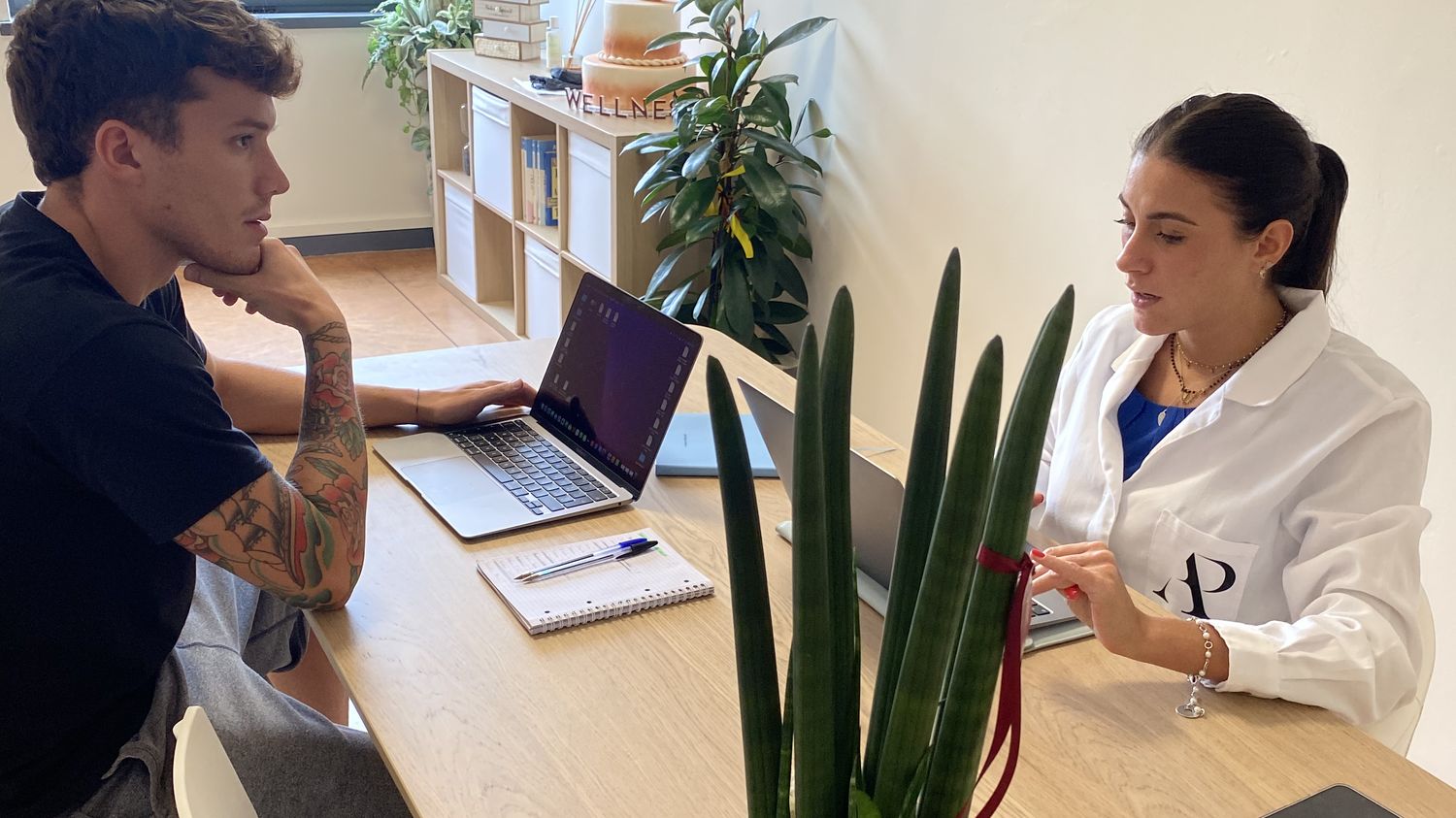 Il coach e la nutrizionista AP Wellness al lavoro insieme su un piano